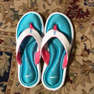 Women’s Nike flip-flops!